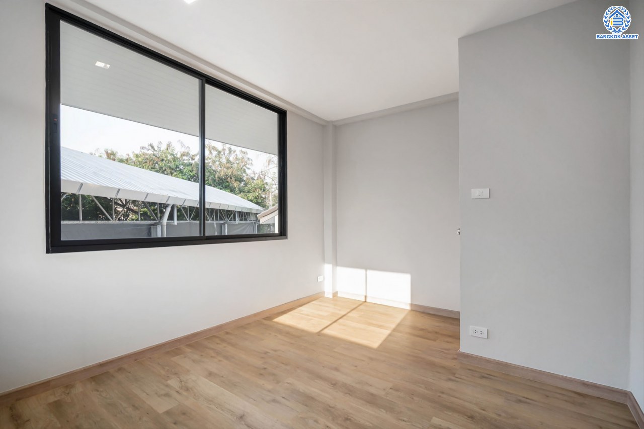 บ้านมือสองตกแต่งใหม่ ดีไซน์สวย โครงการ ลาดพร้าว130 ลาดพร้าว หลังใหญ่ถึง 154 ตร.ว. ฟังก์ชัน 4 ห้องนอน 5 ห้องน้ำ 1 ห้องแม่บ้าน จอดรถได้ 2 คัน พื้นที่ใช้สอยกว่า 589 ตร.ม. รองรับทุกกิจกรรม บนทำเลเชื่อมต่อหลายเส้นทาง อาทิ ถนนรัชดาภิเษก, ถนนเสรีไทย, ถนนรามคำแหง ใกล้จุดขึ้นทางด่วน "ฉลองรัช" ใกล้รถไฟฟ้าสายสีเหลือง "สถานีลาดพร้าว101" และรถไฟฟ้าสายสีส้ม "หัวหมาก"